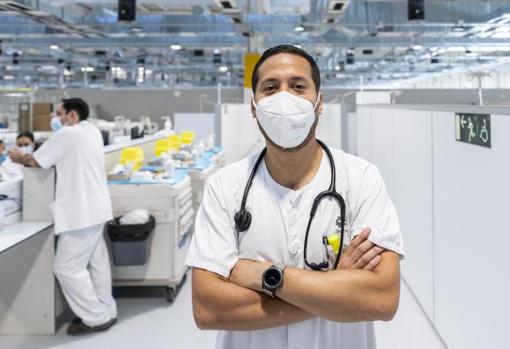 Jorge Carriel, médico internista en el Hospital de Emergencias, durante su ronda