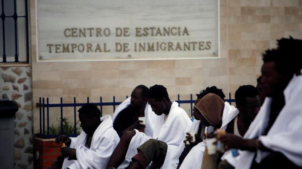 Inmigrantes en Melilla tras un asalto a la valla en abril de 2020