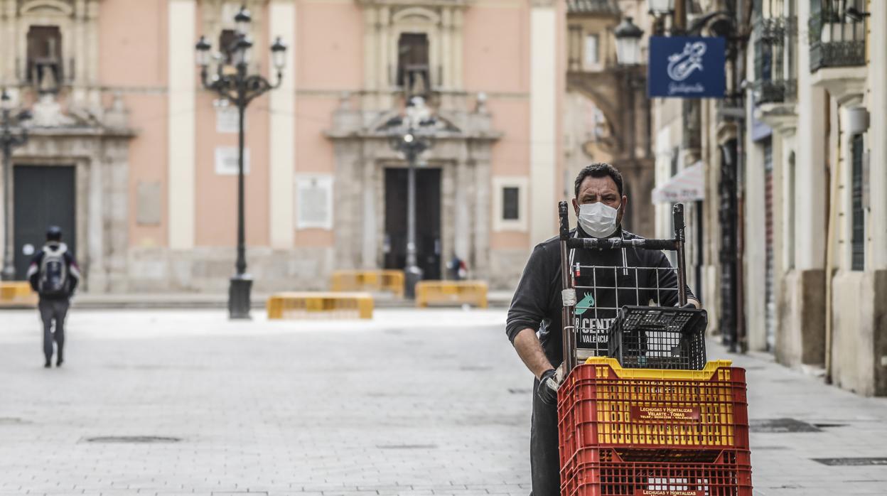 Imagen de un trabajador en el centro de Valencia