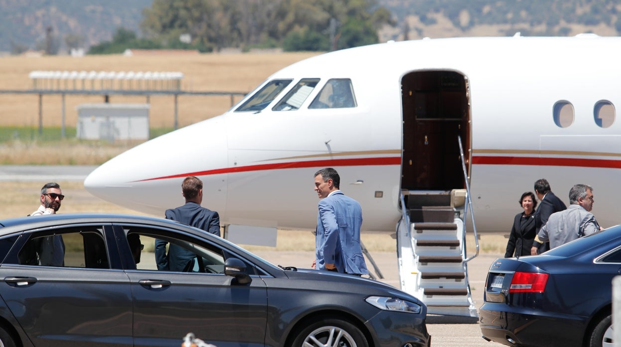 El presidente del Gobierno, Pedro Sánchez, antes de embarcar en el Falcon