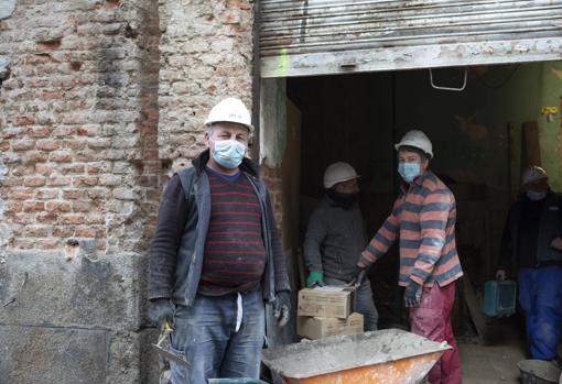 George Pasca junto a dos compañeros, en una obra cercana