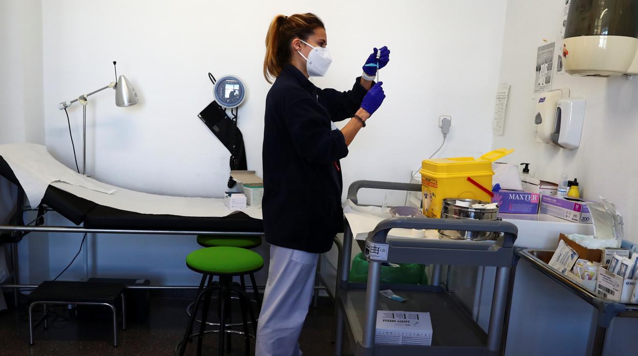 Una sanitaria prepara una vacuna contra el Covid-19 en el centro de salud de Fuentelarreina