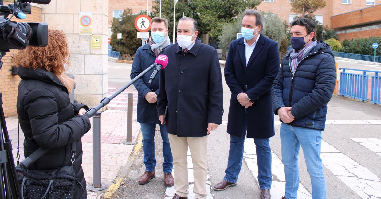 Ei presidente provincial del Partido Popular de Toledo y senador, José Julián Gregorio, a las puertas del hospital