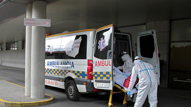 Piden a los leoneses contactar con primaria o los puntos de atención ante la saturación de Urgencias