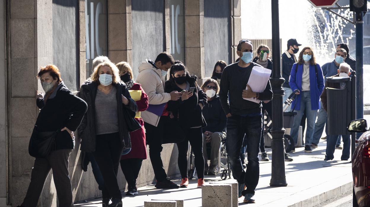 Imagen de ciudadanos con mascarilla en las calles de Alicante