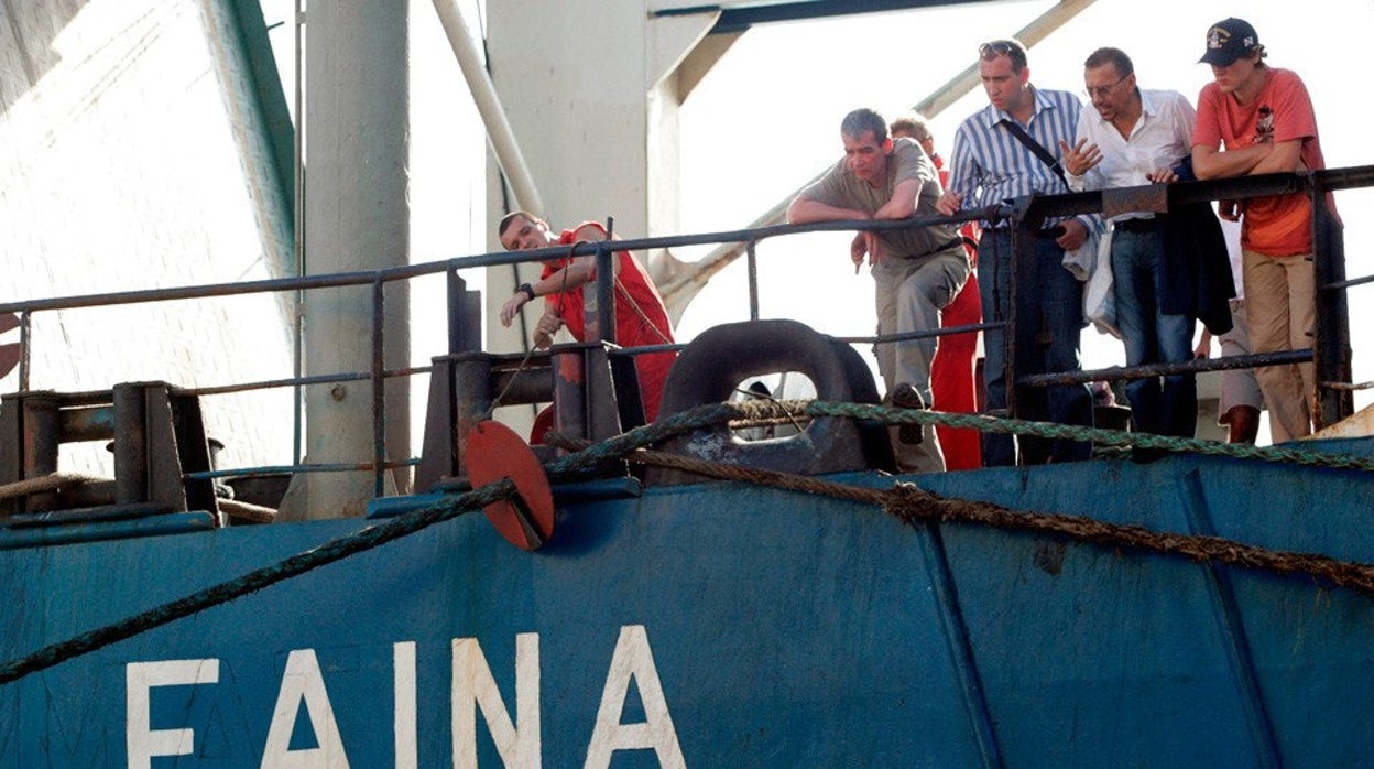 Alperin, con camisa de rayas, y Murenko, con camisa blanca, en el Faina tras su liberación