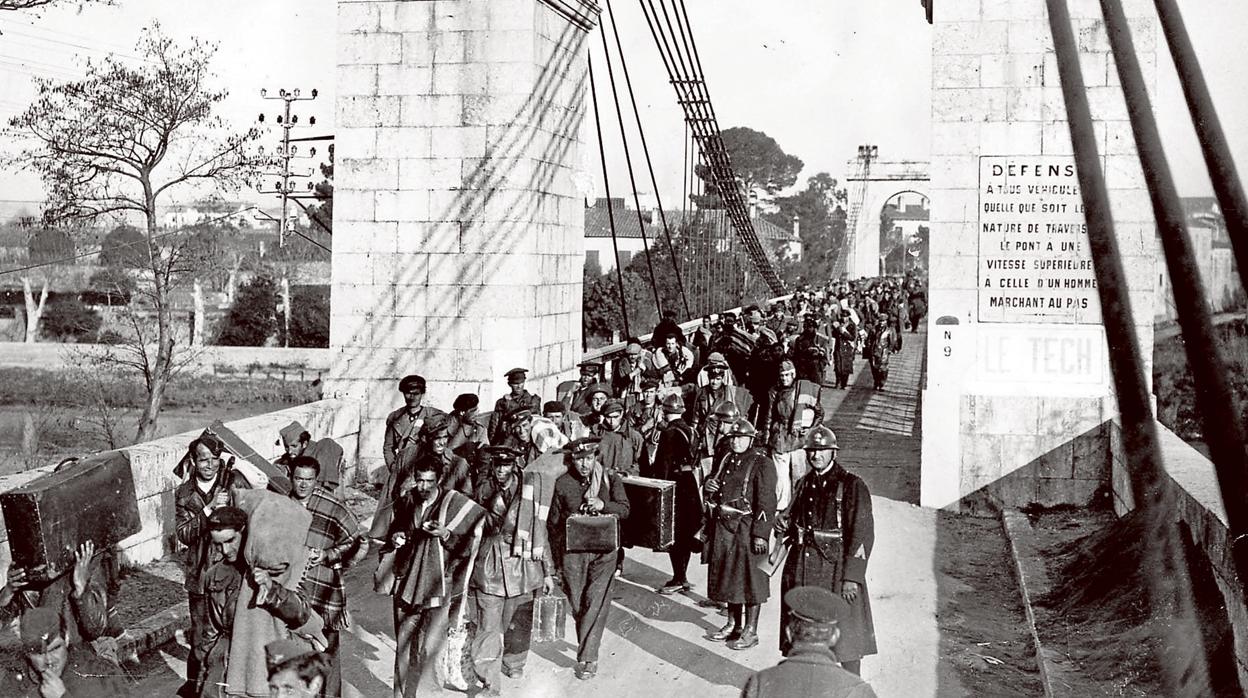 En la imagen, cientos de ciudadanos huyen de España con lo puesto