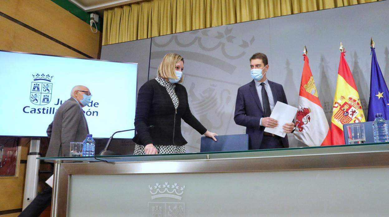 La consejera de Familia, Isabel Blanco, junto al consejero de Presidencia, Ángel Ibáñez, y el presidente de Cermi, Juan Pérez