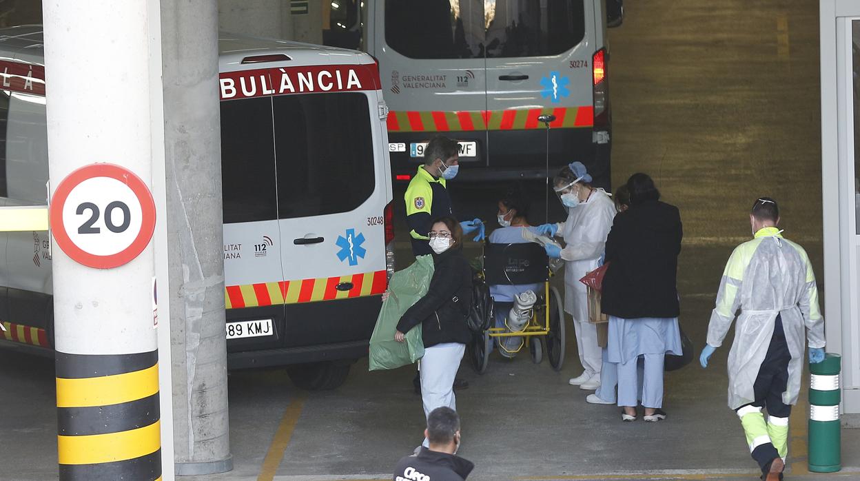 Imagen del traslado de pacientes del hospital de campaña de Valencia a la antigua escuela de enfermería