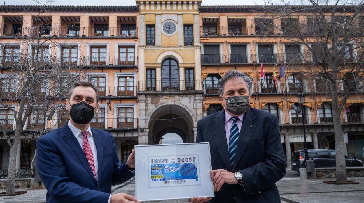 Carlos Javier Hernández, delegado territorial de la ONCE en Castilla-La Mancha, y Francisco Tierraseca, delegado del gobierno en Castilla-La Mancha, han presentado este cupón en la Plaza de Zocodover de Toledo