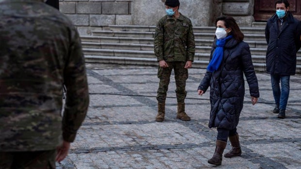 La oposición pide explicaciones a Margarita Robles por los vacunados del Estado Mayor