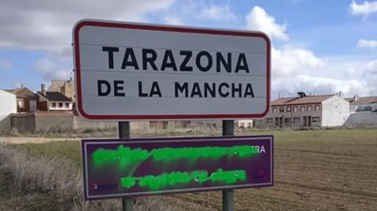 Pintan con spray el cartel contra la violencia de género en Tarazona de la Mancha