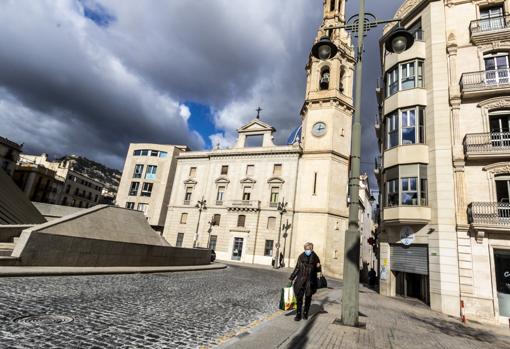 Imagen de ua mujer con mascarilla en el centro de Alcoy
