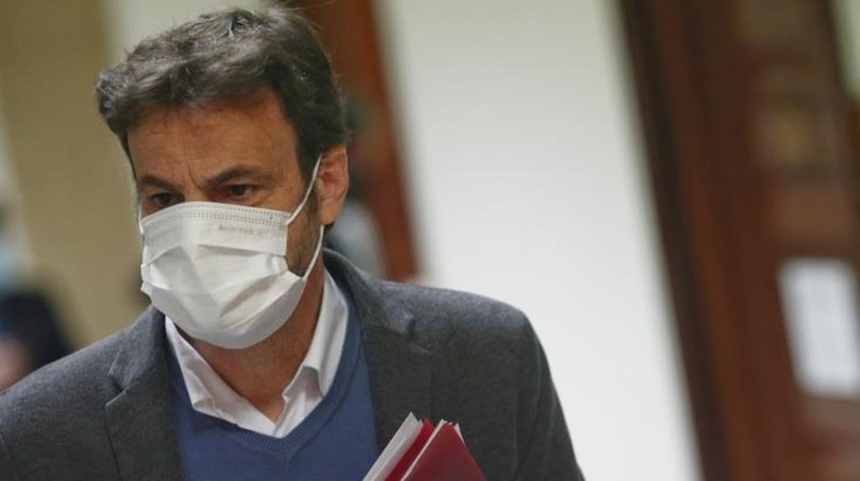 El presidente del grupo de Unidas Podemos en el Congreso, Jaume Asens, se dirige a la Sala Mariana Pineda de la Cámara Baja para participar en la Junta de Portavoces