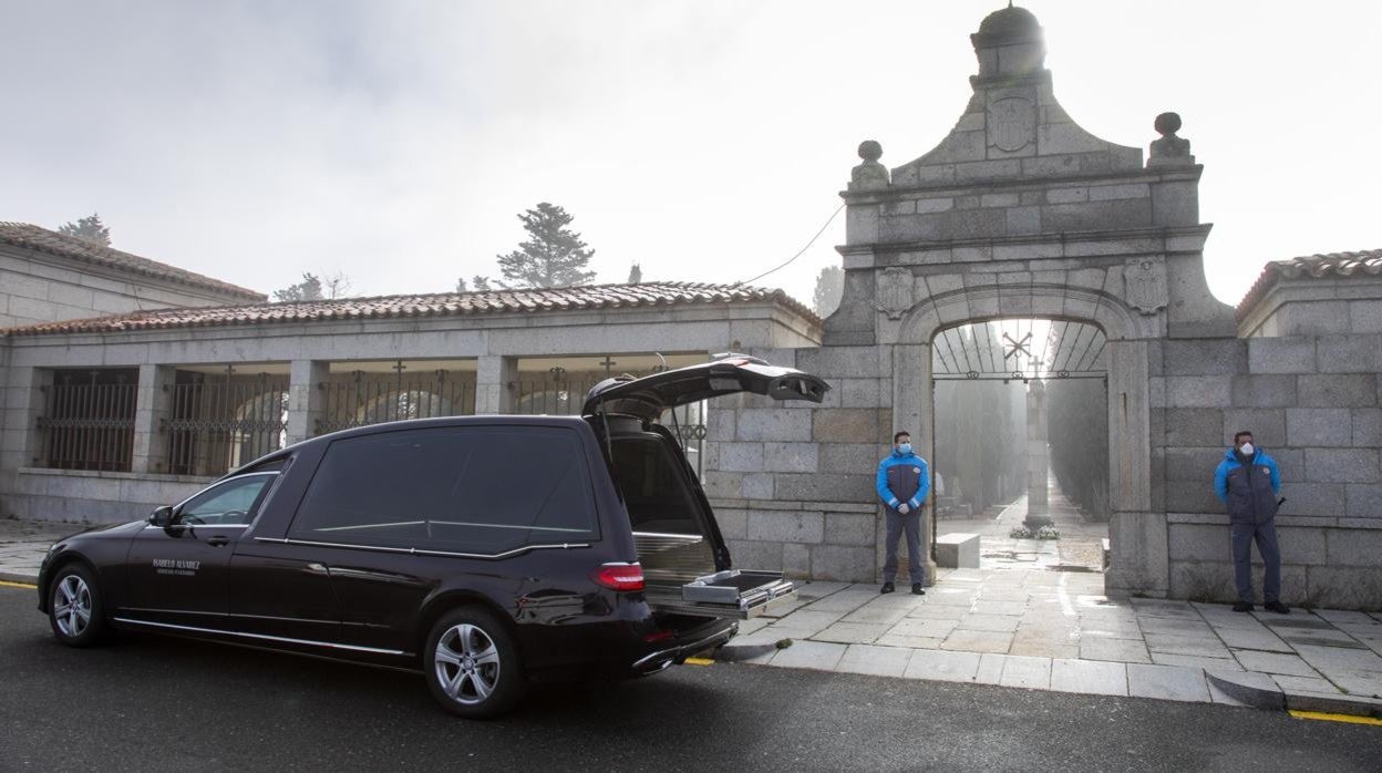 Un coche fúnebre a la entrada del cementerio de Ávila en una imagen de archivo