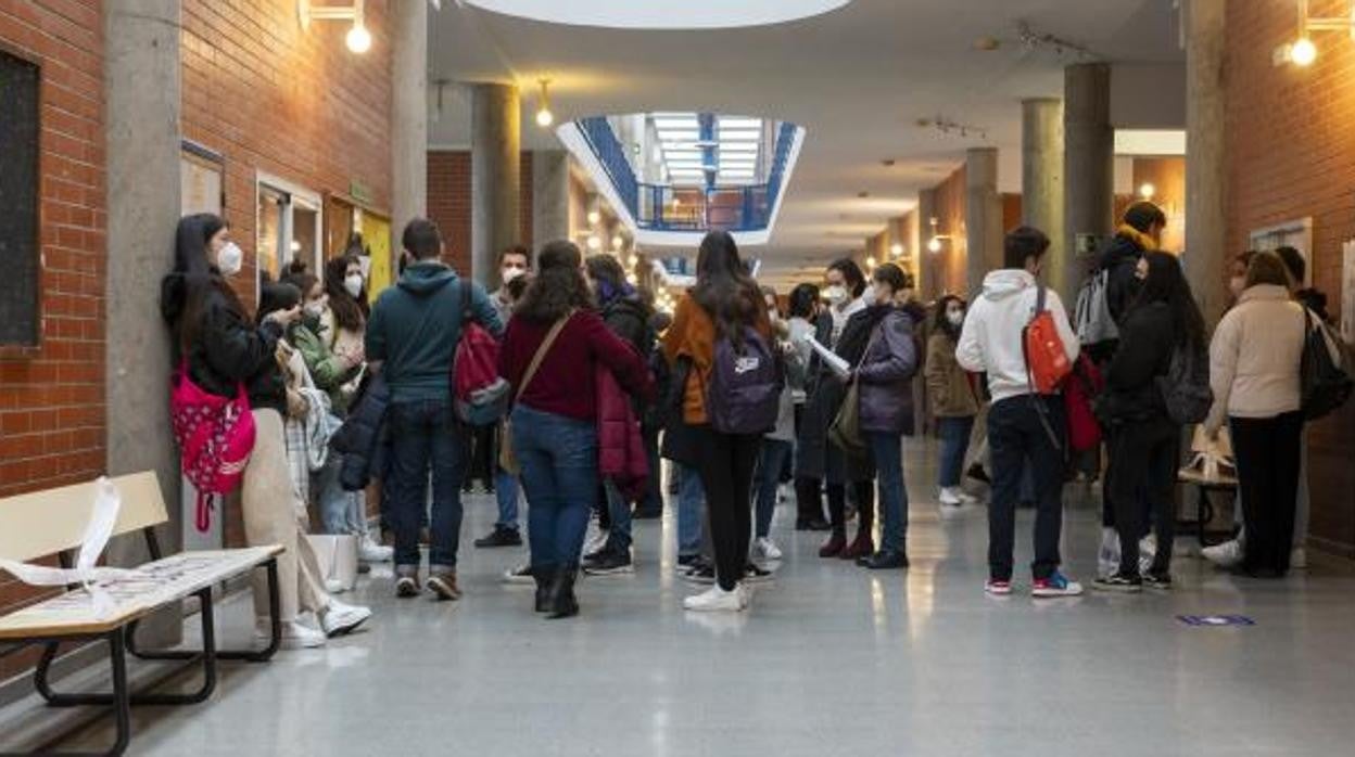 Un grupo de alumnos esperan a las puertas del aula para realizar los exámenes presenciales en la Autónoma