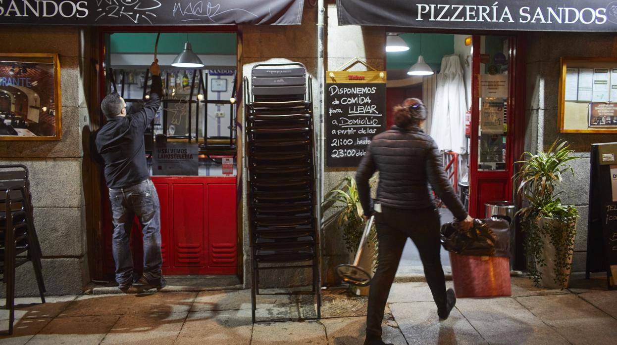 Raúl cierra su restaurante, en la plaza del Dos de Mayo, ayer, a las nueve de la noche