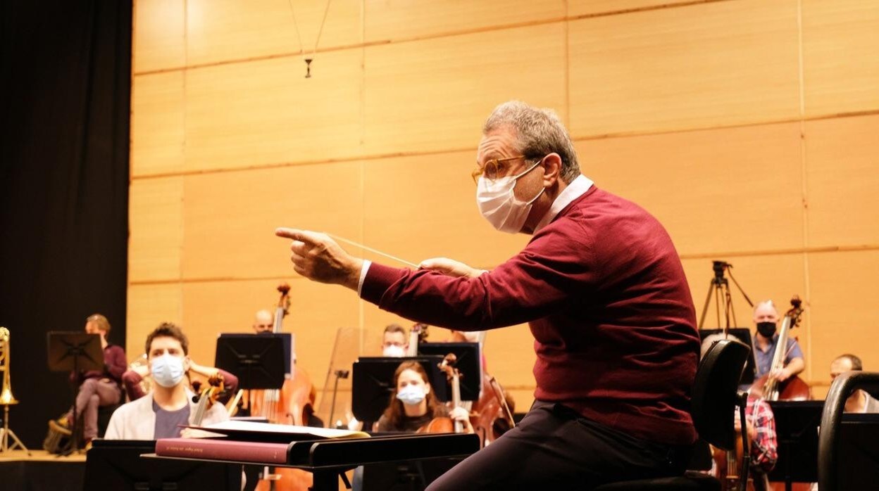 Josep Pons en uno de los ensayos con la Orquesta Sinfónica de Galicia