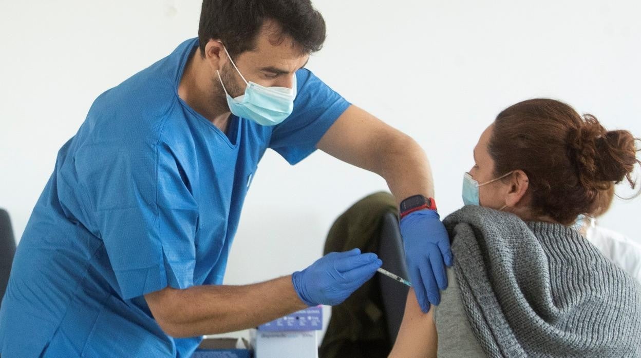 Vacunación de personal sanitario en el CAP Manso de Barcelona