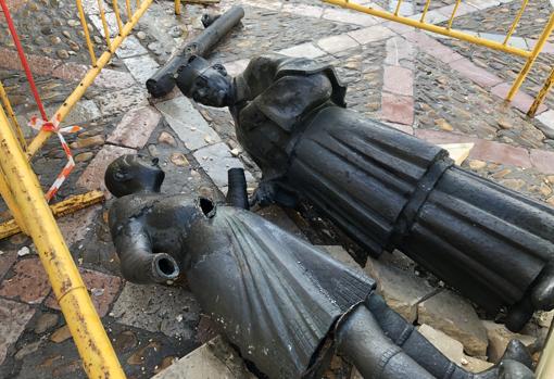 Derriban la escultura de Las Cabezadas de la plaza de San Isidoro de León al desmontar el árbol de Navidad