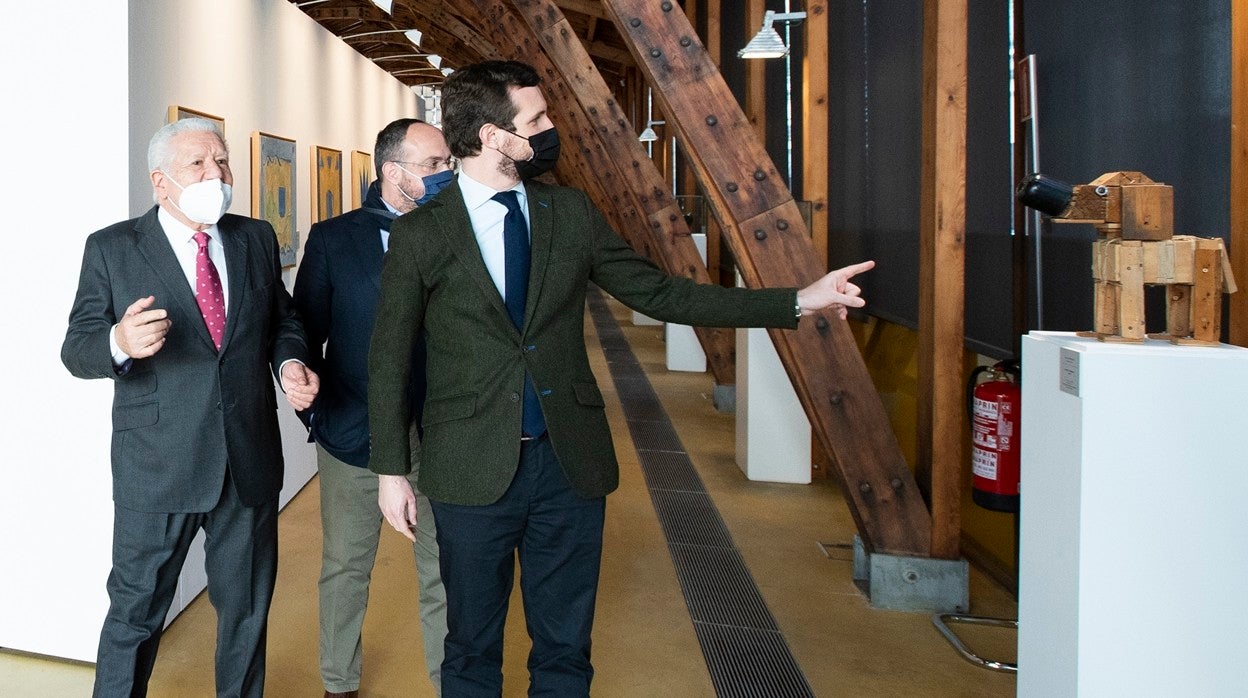 Pablo Casado, con Alejandro Fernández y Lluís Bassat, en su visita a la Nau Gaudí, el martes en Mataró