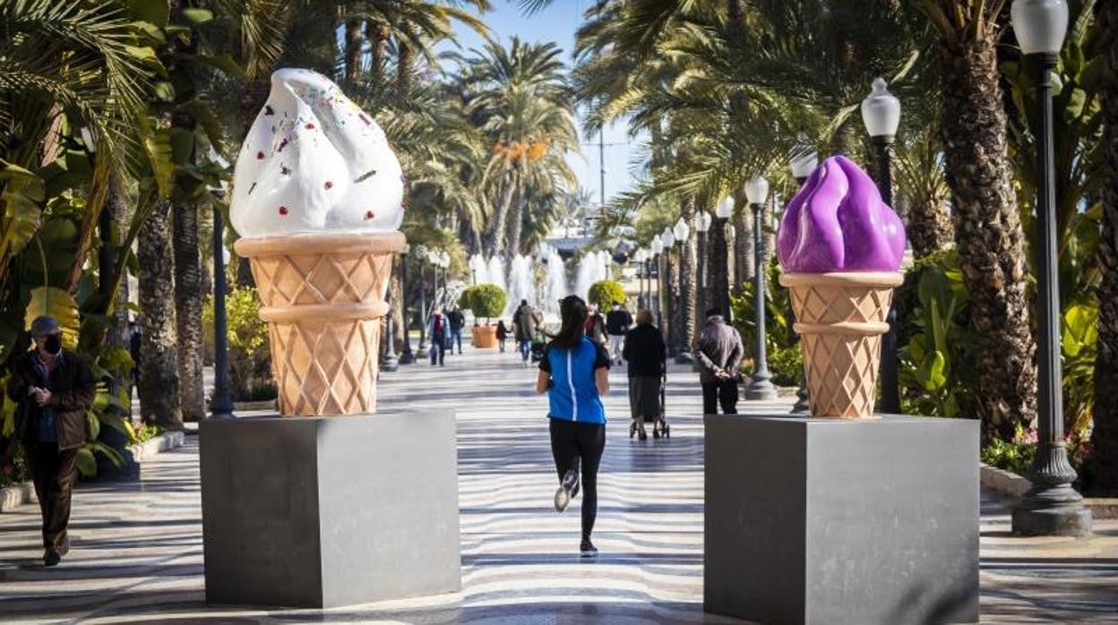 Esculturas de helados gigantes colocados como reclamo turístico en la Explanada de Alicante