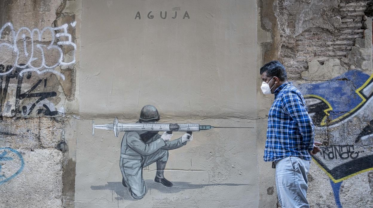Imagen del grafiti de Escif en Valencia sobre la vacuna del coronavirus