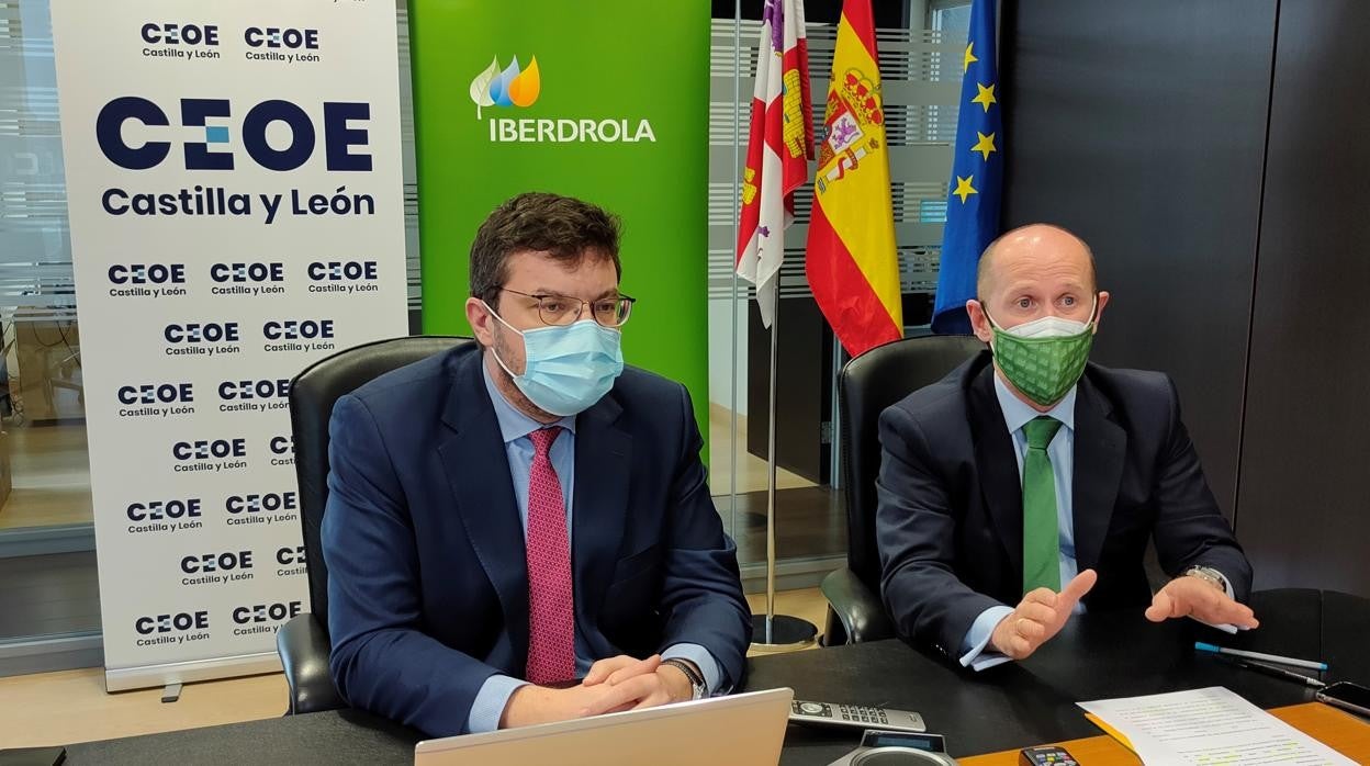 David Esteban, secretario general de CEOE Castilla y León, y Miguel Calvo, delegado de Iberdrola en la Comunidad, durante la jornada