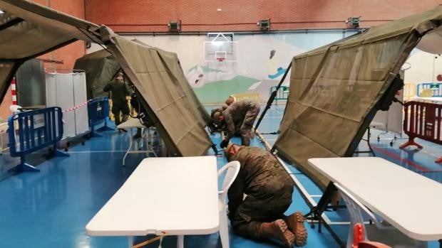 Militares del Regimiento de Ingenieros de Salamanca instalan tiendas para el cribado masivo de Zamora