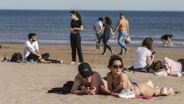 Alicante estudia cerrar las playas si persisten las aglomeraciones y Valencia reforzará los controles