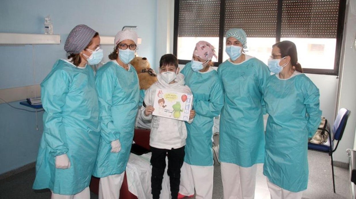 Mateo, con el equipo médico que le ha tratado en el hospital Mancha Centro de Alcázar de San Juan