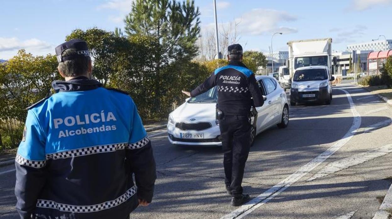 Agentes municipales en un control de acceso a La Moraleja, cuando era zona básica de salud con restricciones