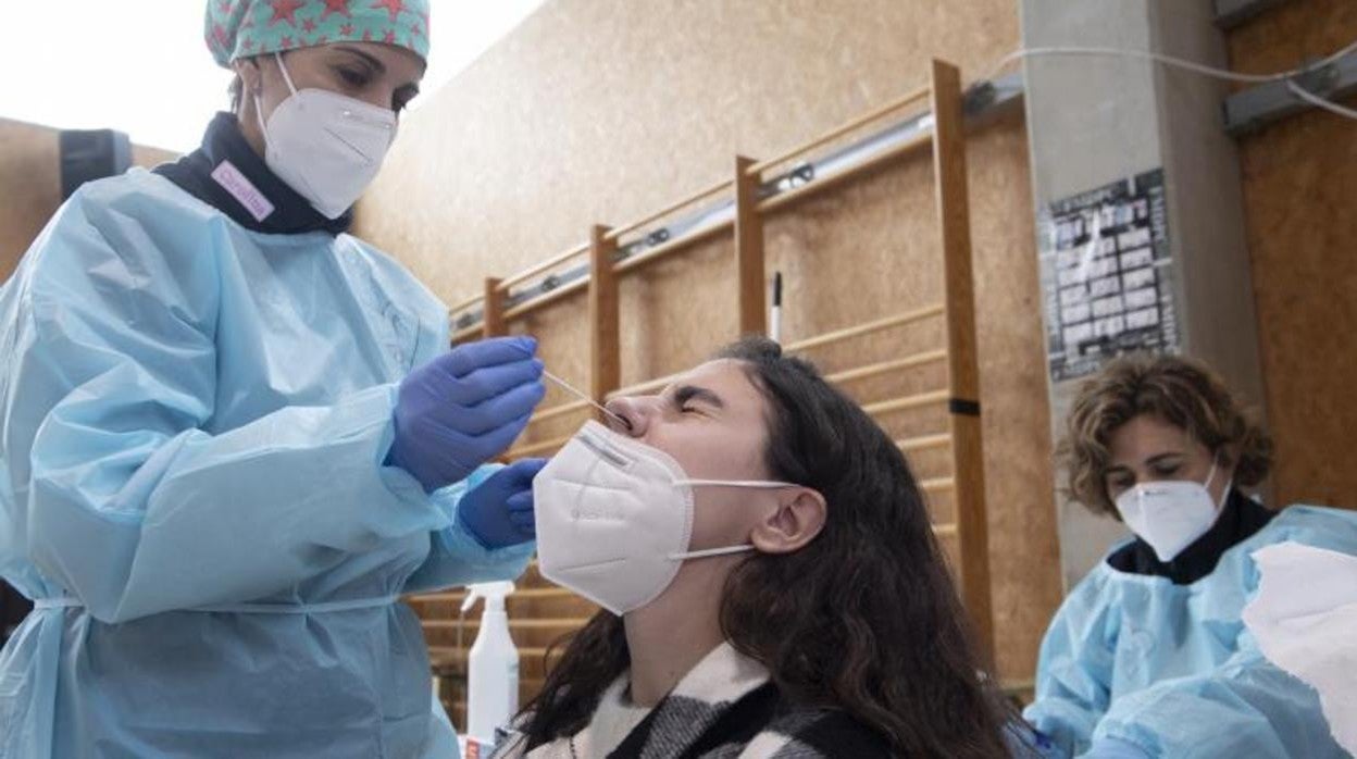 Pruebas de antígenos realizadas por personal sanitario en un centro madrileño