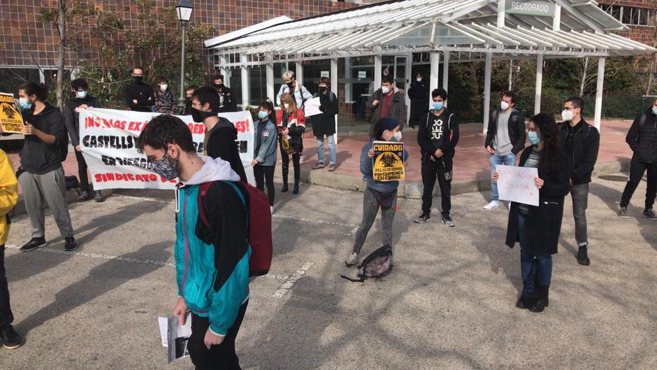 Manifestación de una treintena de alumnos de la Autónoma: «¡Examen presencial y mi abuela al funeral!»