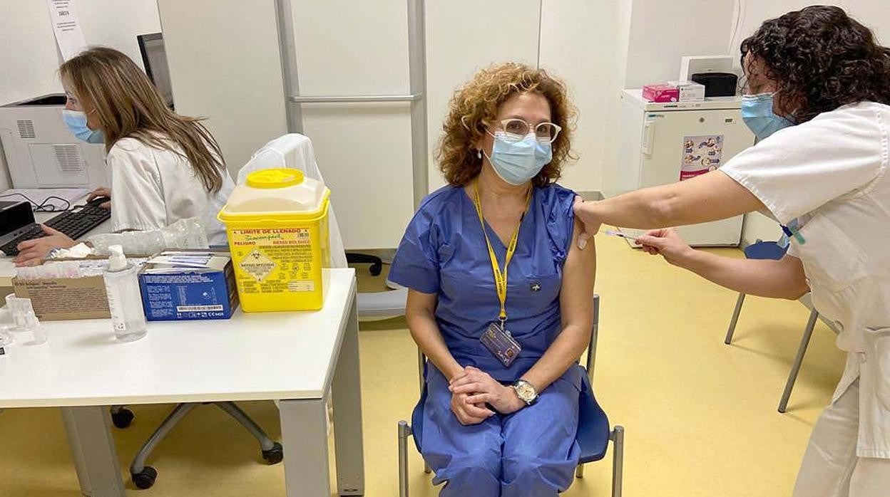 Inmaculada García Rupérez, médico de urgencias de 57 años se vacuna en el hospital Río Hortega de Valladolid, recibió la primera dosis el pasado 15 de enero