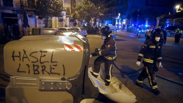 Los contenedores vuelven a arder en Barcelona en la protesta contra la condena al rapero Hasél