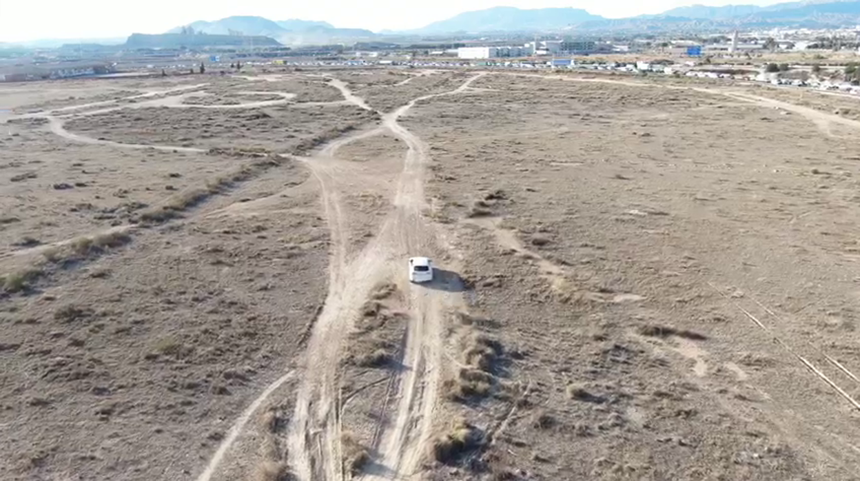 Imagen aérea del dron en la que se ve circular al conductor infractor por un camino secundario en Alicante, este viernes