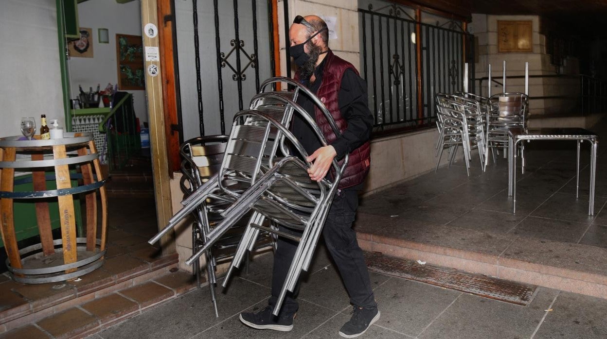 Un hostelero recoge la terraza en Palencia en una imagen de archivo