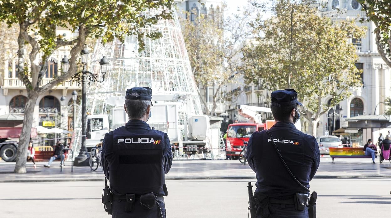 Dos agentes de la Policía Nacional en Valencia