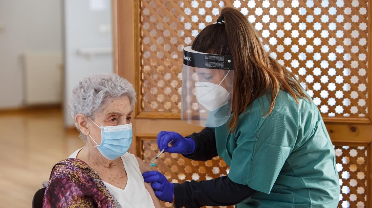 Una imagen del proceso de vacunación de los mayores en las residencias de Navarra.