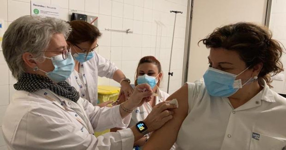 Trabajadores del Hospital de Mataró, durante la vacunación de la gripe