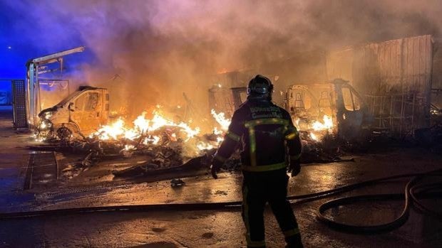 Aparatoso incendio sin heridos en una empresa de venta de caravanas en Alcalá de Henares