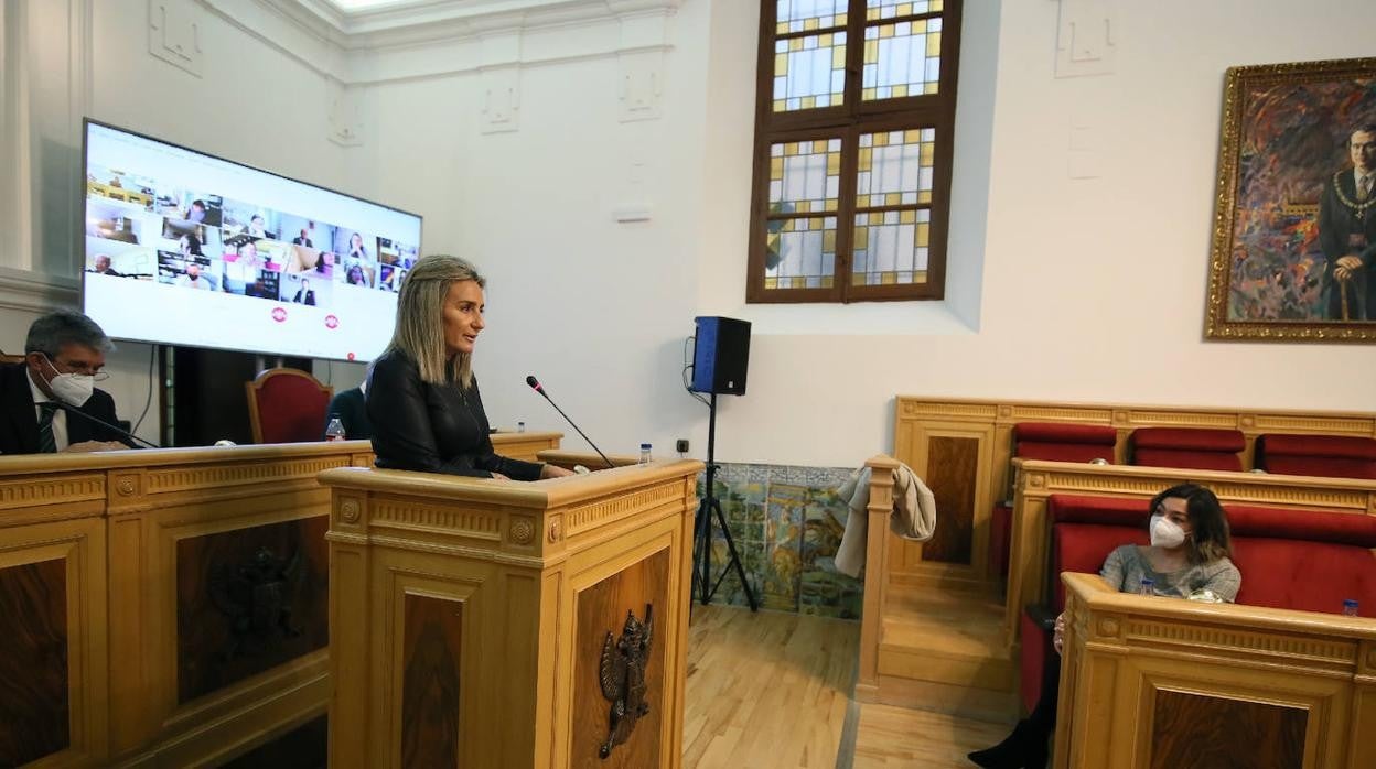 La alcaldesa de Toledo, Milagros Tolón, durante su intervención en el Pleno del Ayuntamiento que ha debatido sobre Filomena