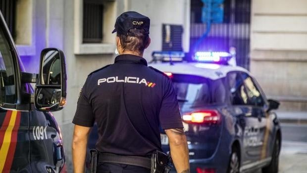 Una mujer secuestra a un hombre amenazándolo con un cuchillo y se atrinchera al llegar la Policía en Gandía
