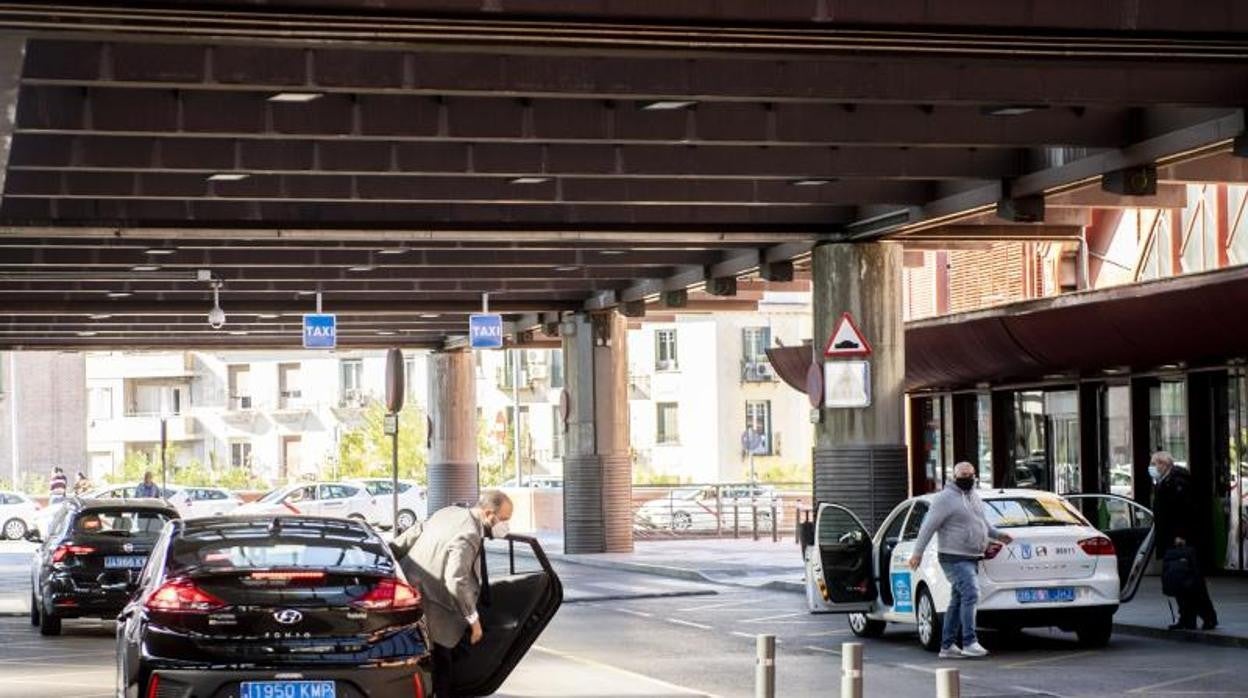 Vehículos VTC y taxi trabajando en la estación de Atocha