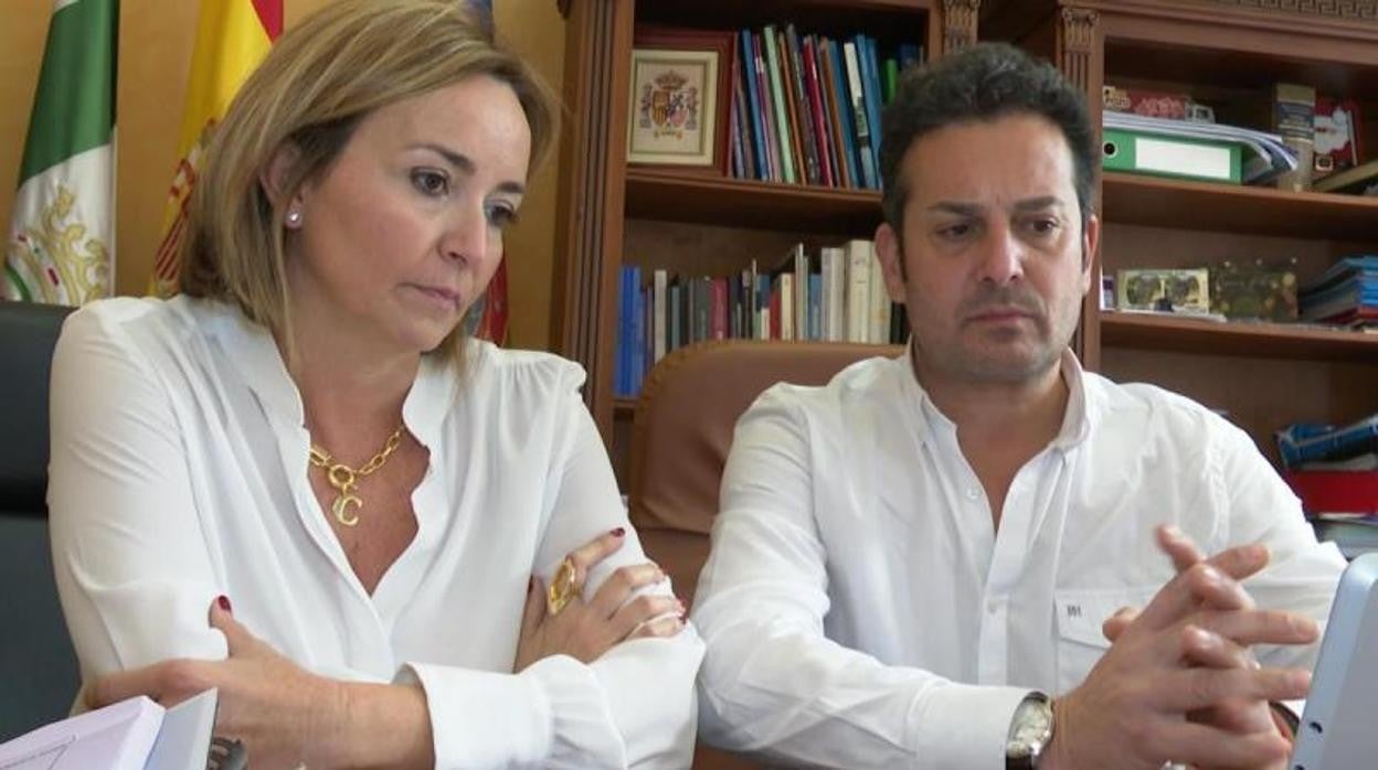 Carolina Vives y Ximmo Coll, dos de los alcaldes que se han vacunado fuera del protocolo