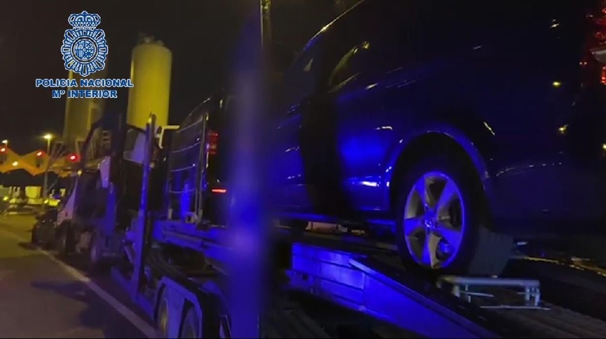 El camión-tráiler con las furgonetas