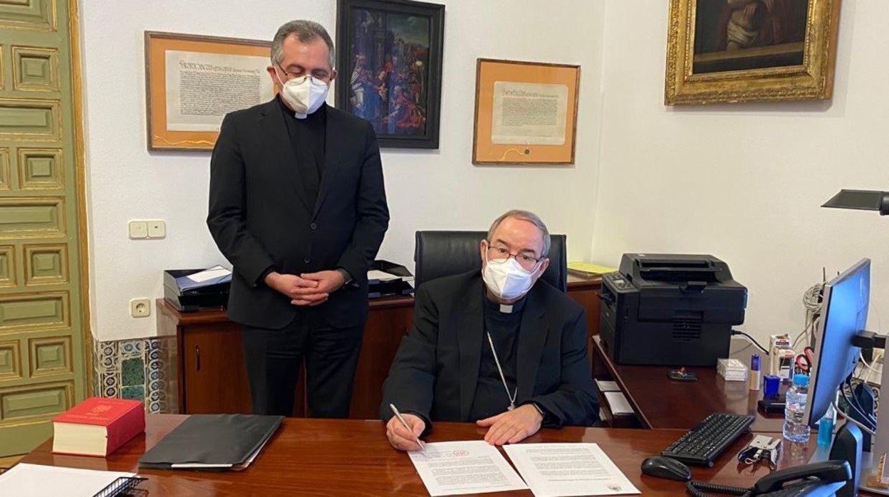 Francisco Cerro junto a Raúl Muelas durante la frma de la carta y el decreto del fondo de ayuda a los conventos