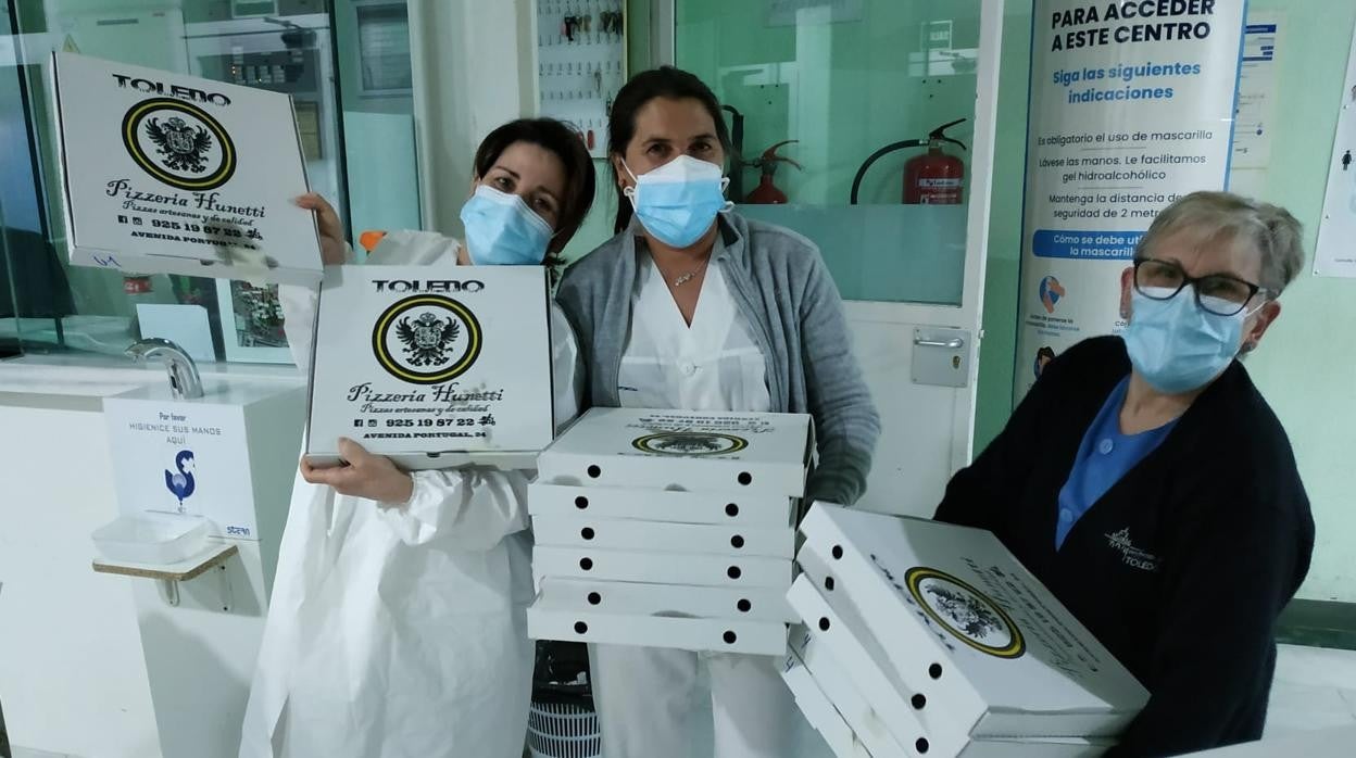 Trabajadoras de un hospital de Toledo al recibir un cargamento de pizzas esta noche