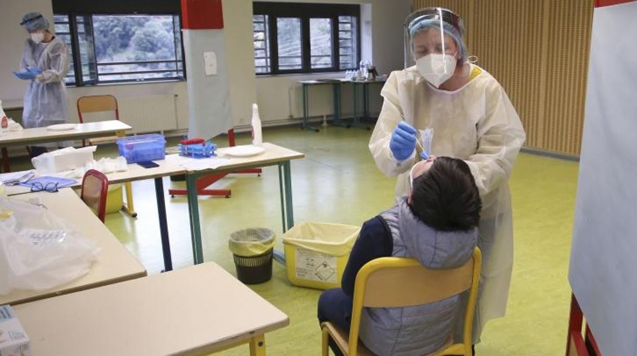 Sanitarios tomando muestras de detección del Covid